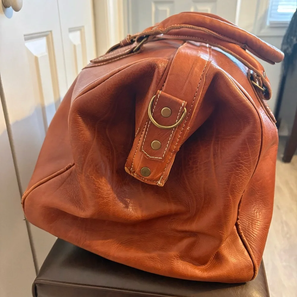 MUST SEE! 11”Hx22”Wx11”D Vintage, X-Large Leather Duffel Bag in Rich Brown